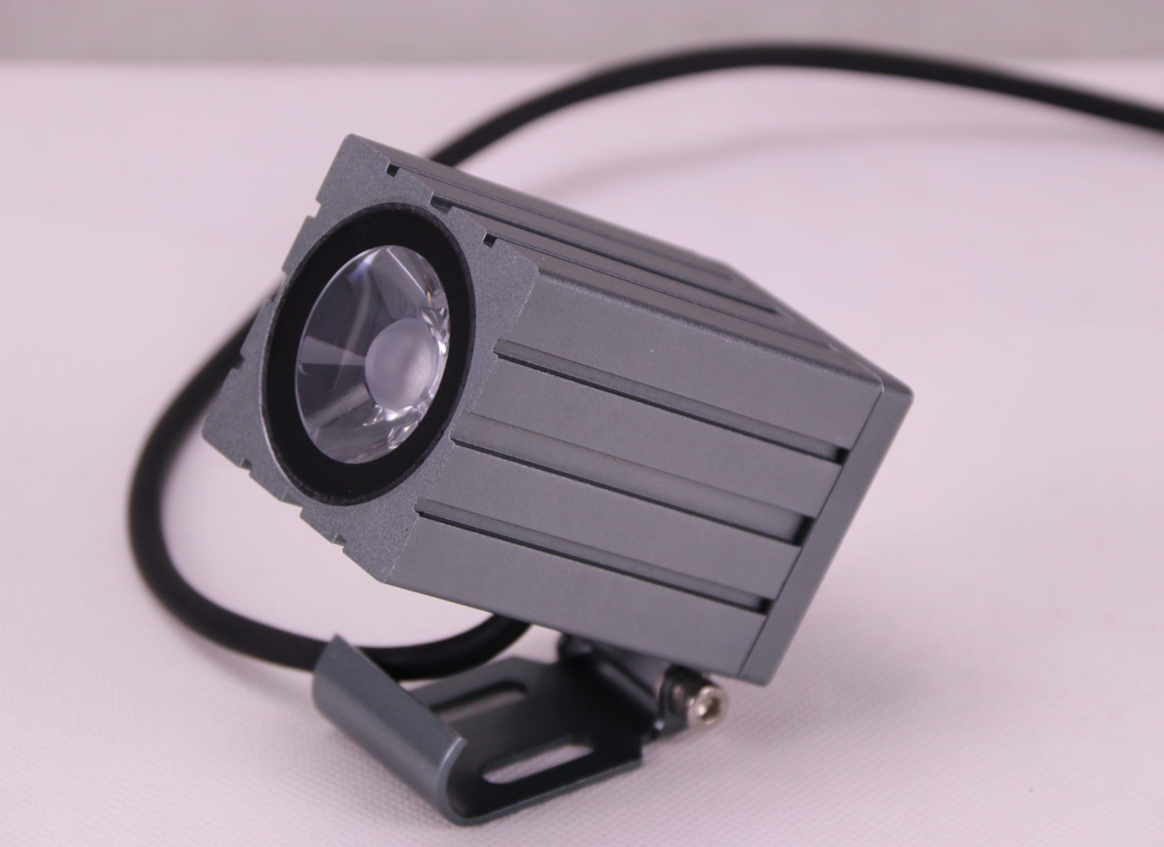 LED投光燈該如何安裝？